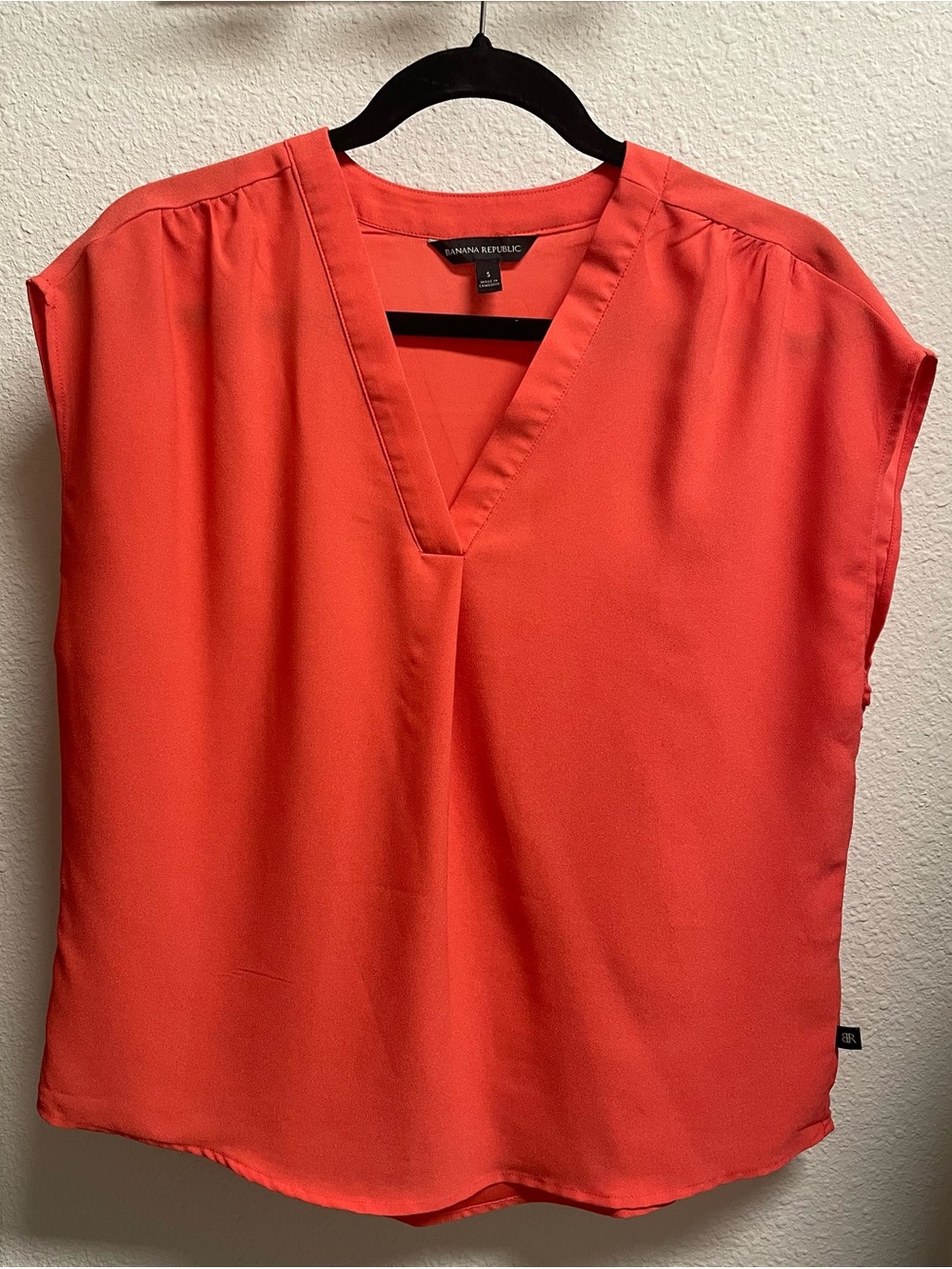Banana Republic Coral Split V-Neck Cap Sleeve Blouse - small